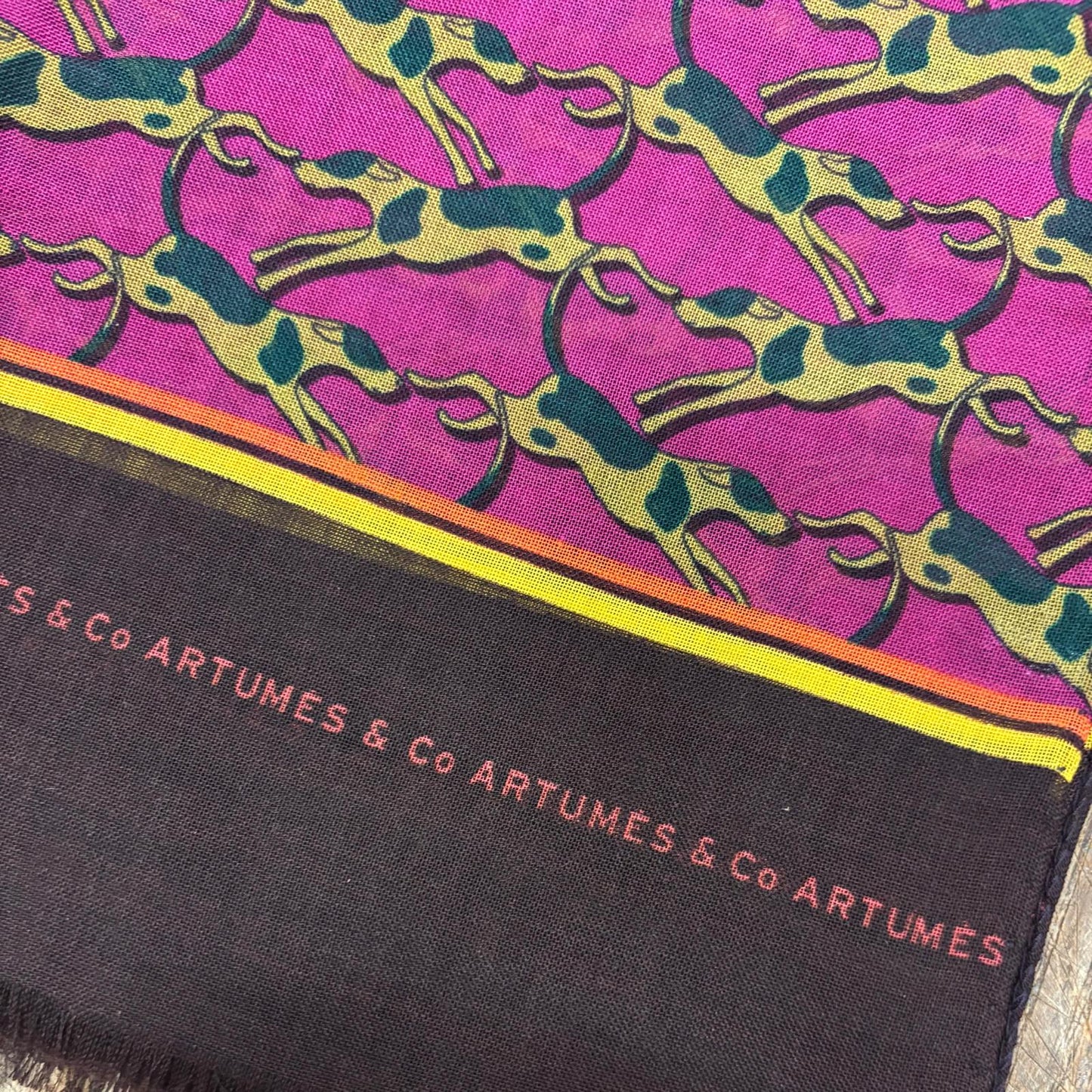Echarpe Tourdesoi Classic Bestiaire Mirage Chiens Anis - magenta
